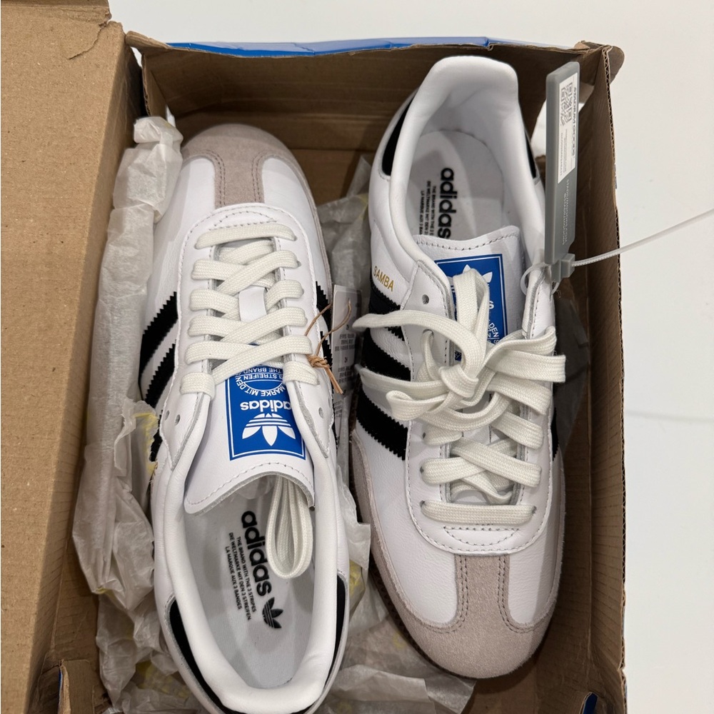 Adidas samba. Never worn, 7 women’s comes with box.